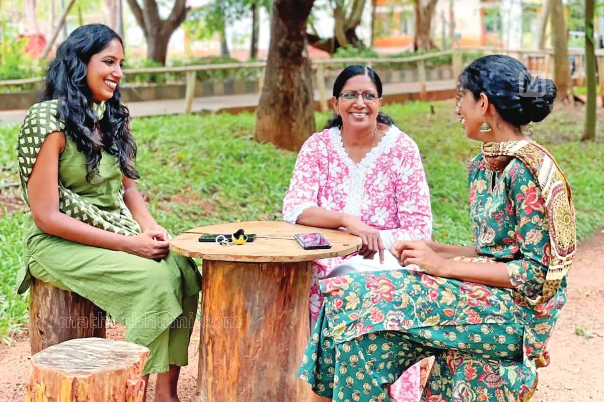 കെ.കെ. ഷീജു, മക്കളായ ലക്ഷ്മി (ഇടത്), പാർവതി(വലത്) എന്നിവരോടൊപ്പം പോണ്ടിച്ചേരി കേന്ദ്ര സർവകലാശാലാ കാമ്പസിൽ.