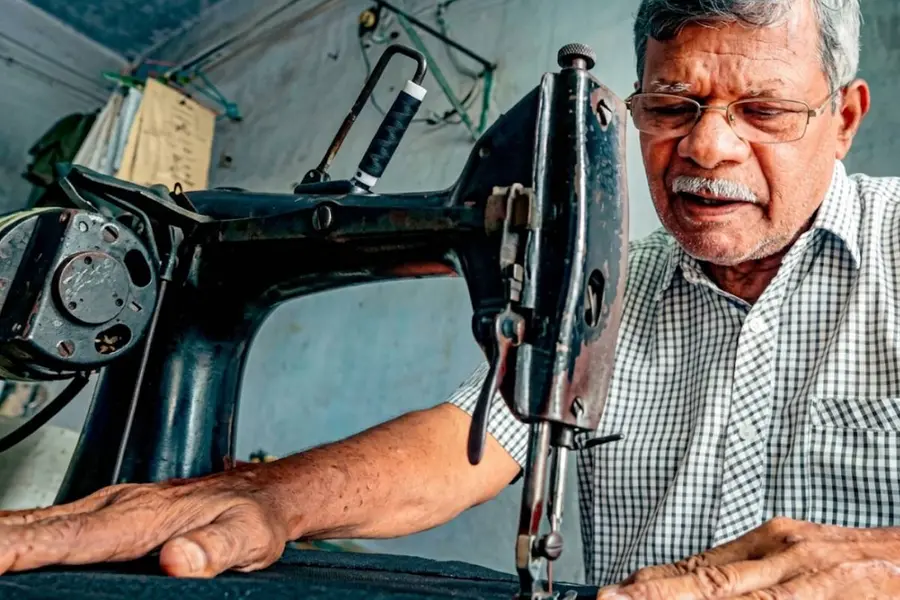 ഇഴപൊട്ടിയ ജീവിതം തുന്നിച്ചേർത്ത് നിറമുള്ള സ്വപ്നം കണ്ടവർ