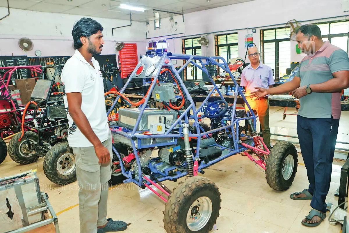 തൃശ്ശൂരിലെ സർക്കാർ എൻജിനിയറിങ് കോളേജ് വിദ്യാർഥികൾ സ്വന്തം പണമുപയോഗിച്ച് നിർമിച്ച, ഡ്രൈവർ ആവശ്യമില്ലാത്ത വാഹനം.