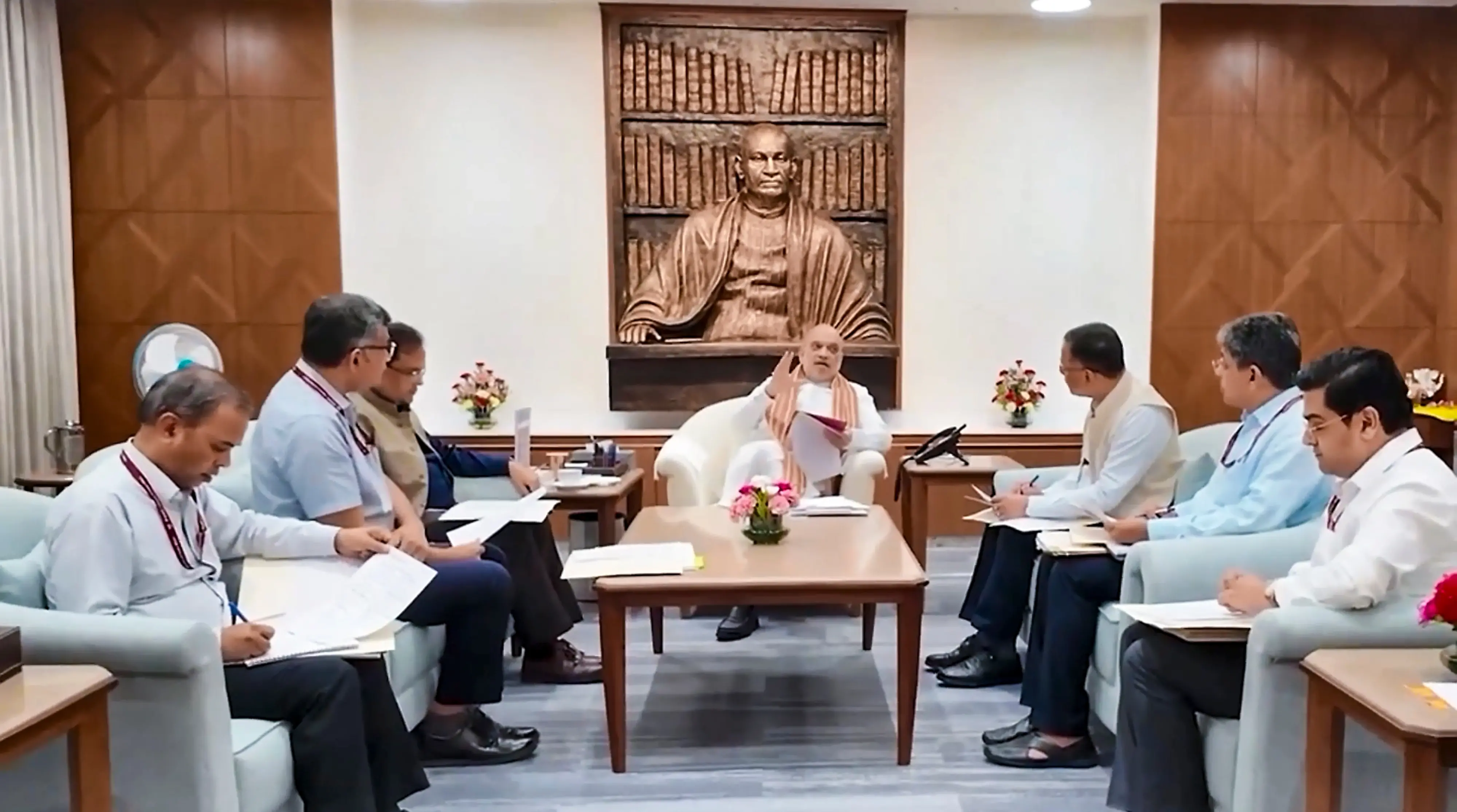 ഉന്നതതല സമിതിയുമായി ചർച്ച നടത്തുന്ന അമിത് ഷാ | Photo: PTI