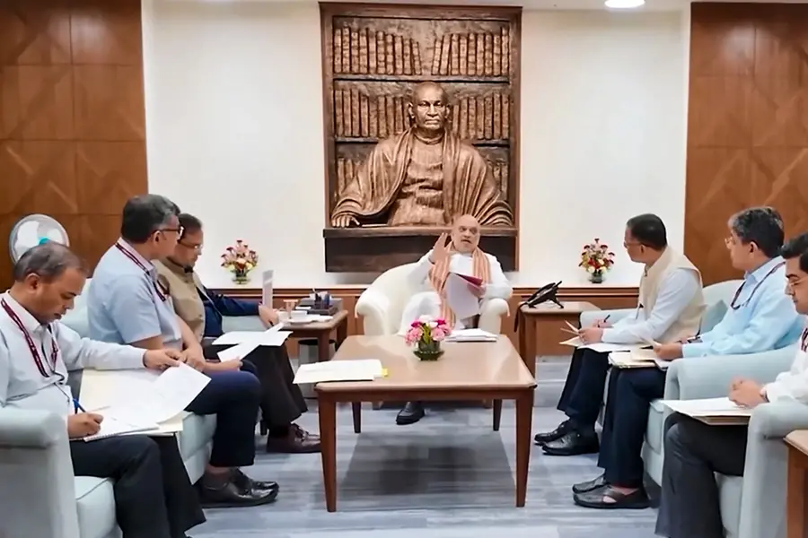 അസാധാരണ ജനസംഖ്യാ വ്യതിയാനം; അതിർത്തി മേഖലകൾ സന്ദർശിച്ച് പഠനം നടത്താൻ നിർദേശിച്ച് അമിത് ഷാ