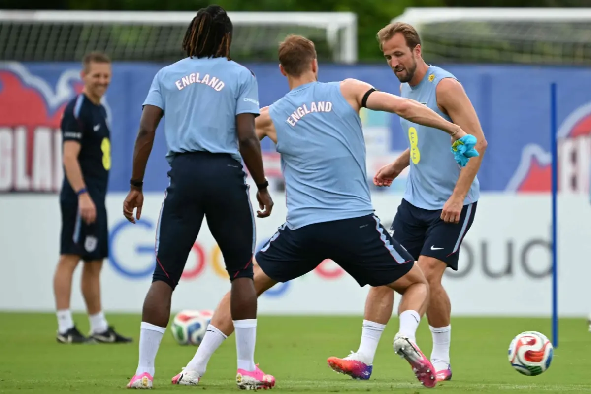 File: England's forward #09 Harry Kane (R) practices during a training session | Photo: AFP