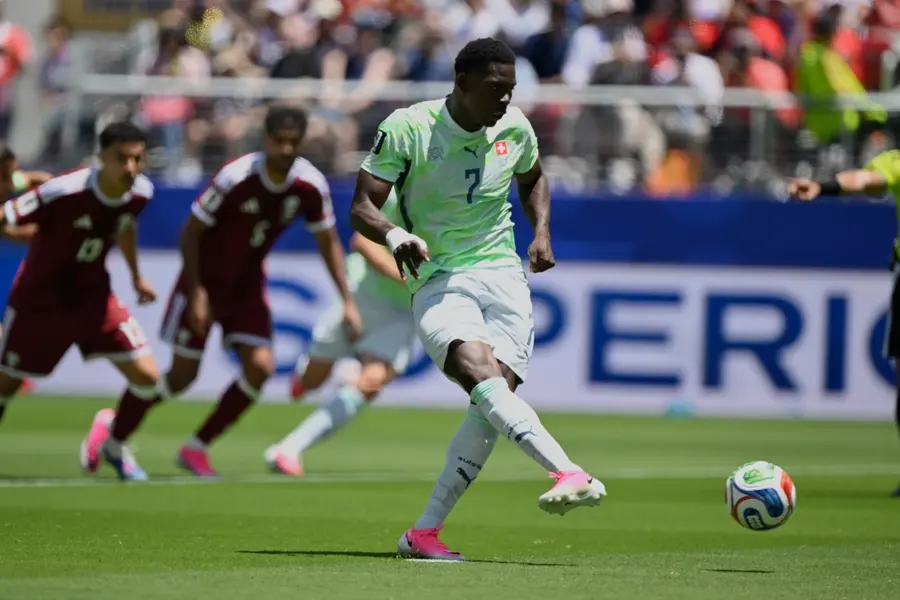 恩波羅(Breel Embolo)12碼罰球助瑞士領先