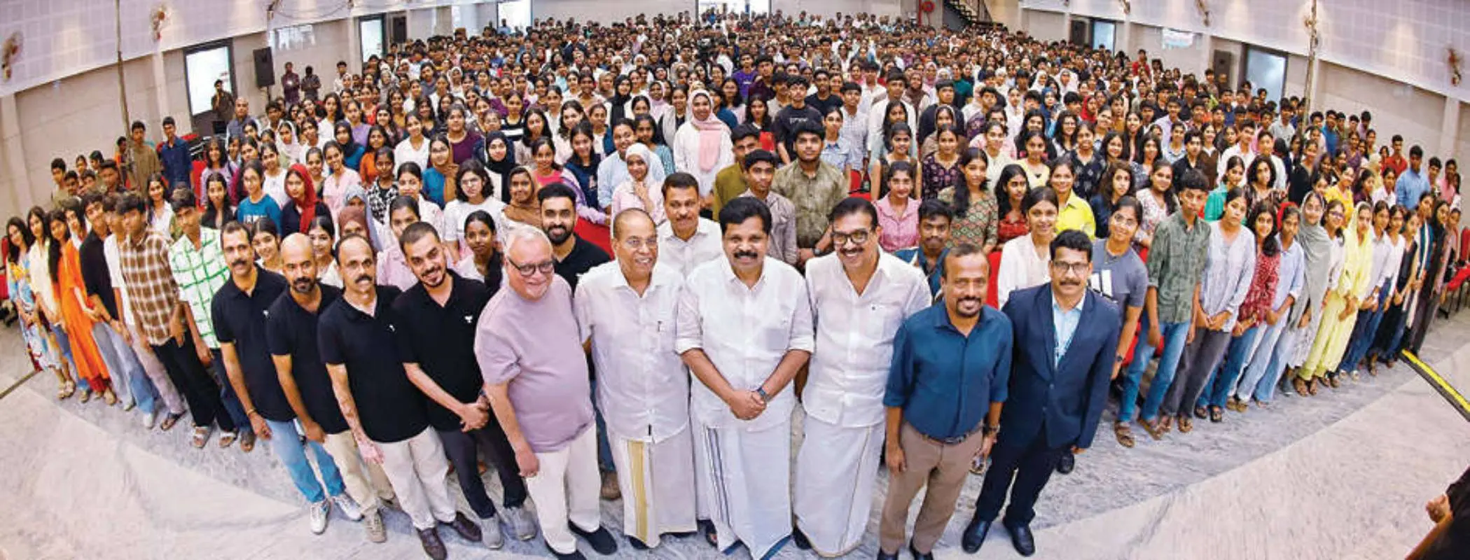 കോഴിക്കോട്, താമരശ്ശേരി വിദ്യാഭ്യാസ ജില്ലകളിൽ എസ്.എസ്.എൽ.സി. പരീക്ഷയിൽ മുഴുവൻ വിഷയങ്ങൾക്കും എ പ്ലസ് നേടിയ വിദ്യാർഥികളെ മാതൃഭൂമി ആദരിച്ച ചടങ്ങിൽ മന്ത്രി എ.പി. അനിൽകുമാർ, മാതൃഭൂമി മാനേജിങ് ഡയറക്ടർ എം.വി. ശ്രേയാംസ്കുമാർ, ചെയർമാനും മാനേജിങ് എഡിറ്ററുമായ പി.വി. ചന്ദ്രൻ, പാറക്കൽ അബ്ദുള്ള എം.എൽ.എ., മലബാർ മെഡിക്കൽ കോളേജ് ചെയർമാൻ വി. അനിൽകുമാർ, ഇന്ത്യൻ ഓവർസീസ് ബാങ്ക് ചീഫ് റീജണൽ മാനേജർ ടി.എച്ച്. അനൂപ് എന്നിവർക്കൊപ്പം വിദ്യാർഥികൾ