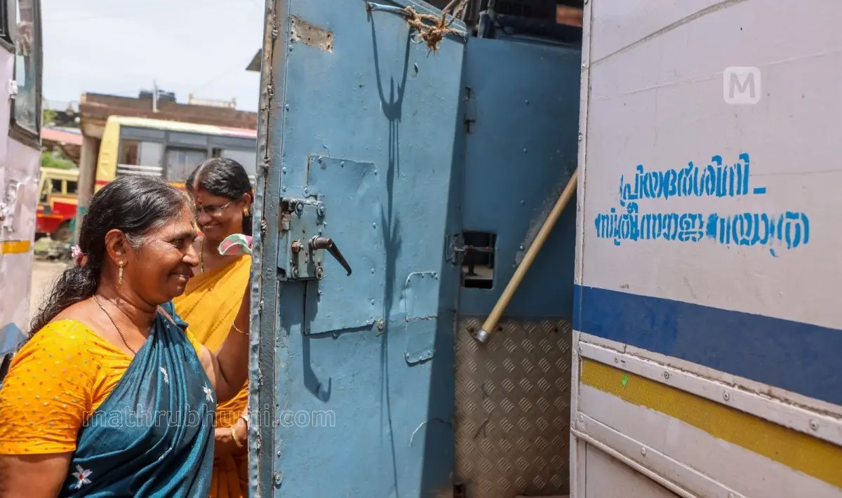 ഞങ്ങൾ റെഡി ... ഞായറാഴ്ച കൊല്ലം കെഎസ്ആർടിസി സ്റ്റാൻഡിൽ പ്രിയദർശിനി സ്ത്രീ സൗജന്യയാത്ര എന്ന് അടയാളപ്പെടുത്തിയ ഓർഡിനറി ബസിൽ കയറുന്ന വനിതാ യാത്രികർ. ഇന്നുമുതൽ ഈ ബസ്സുകളിൽ സ്ത്രീകൾക്ക് യാത്ര സൗജന്യമാണ് | ഫോട്ടോ: സി. ആർ. ഗിരീഷ്കുമാർ / മാതൃഭൂമി
