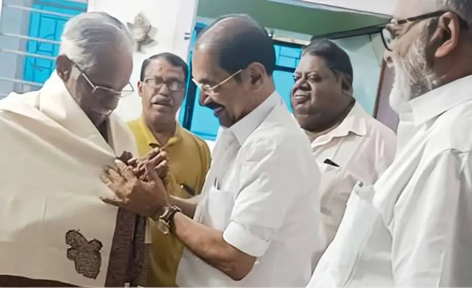 • മന്ത്രി സണ്ണി ജോസഫ് ടി.പത്മനാഭനെ വീട്ടിലെത്തി പൊന്നാടയണിയിക്കുന്നു