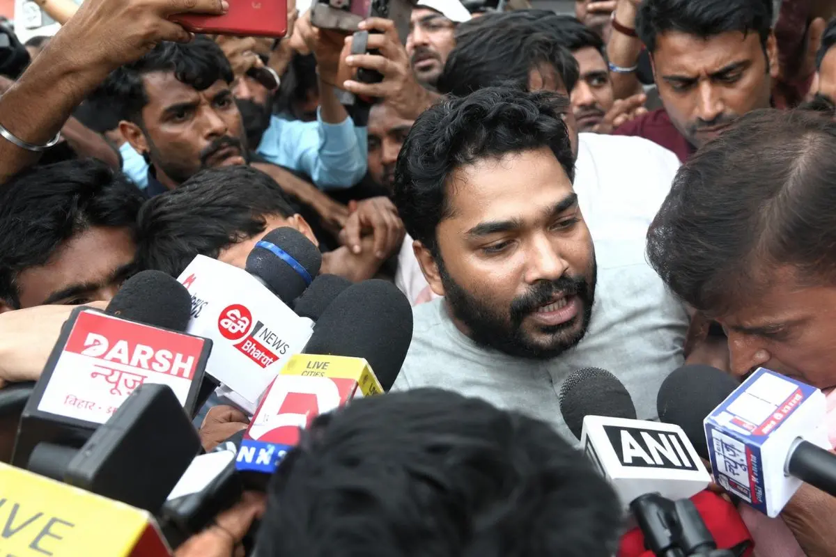 Rival tutor Raushan Anand speaks to the media after securing bail in the coaching-centre vandalism case, as he levels serious allegations against Khan Sir over the mysterious death of his brother, Prince Yadav, in Nepal.