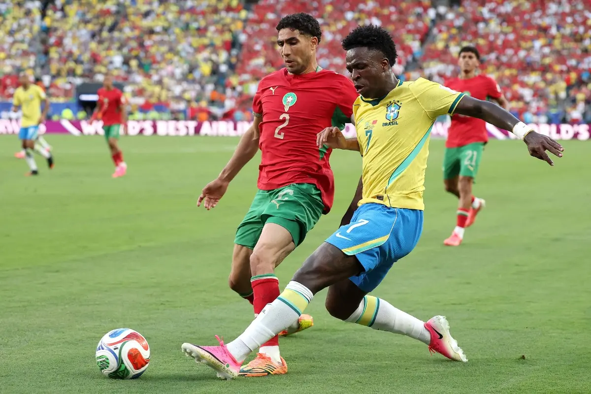 chraf Hakimi #2 of Morocco competes for the ball against Vinicius Junior #7 of Brazil during the FIFA World Cup 2026 Group C match between Brazil and Morocco | Photo: Getty Images via AFP