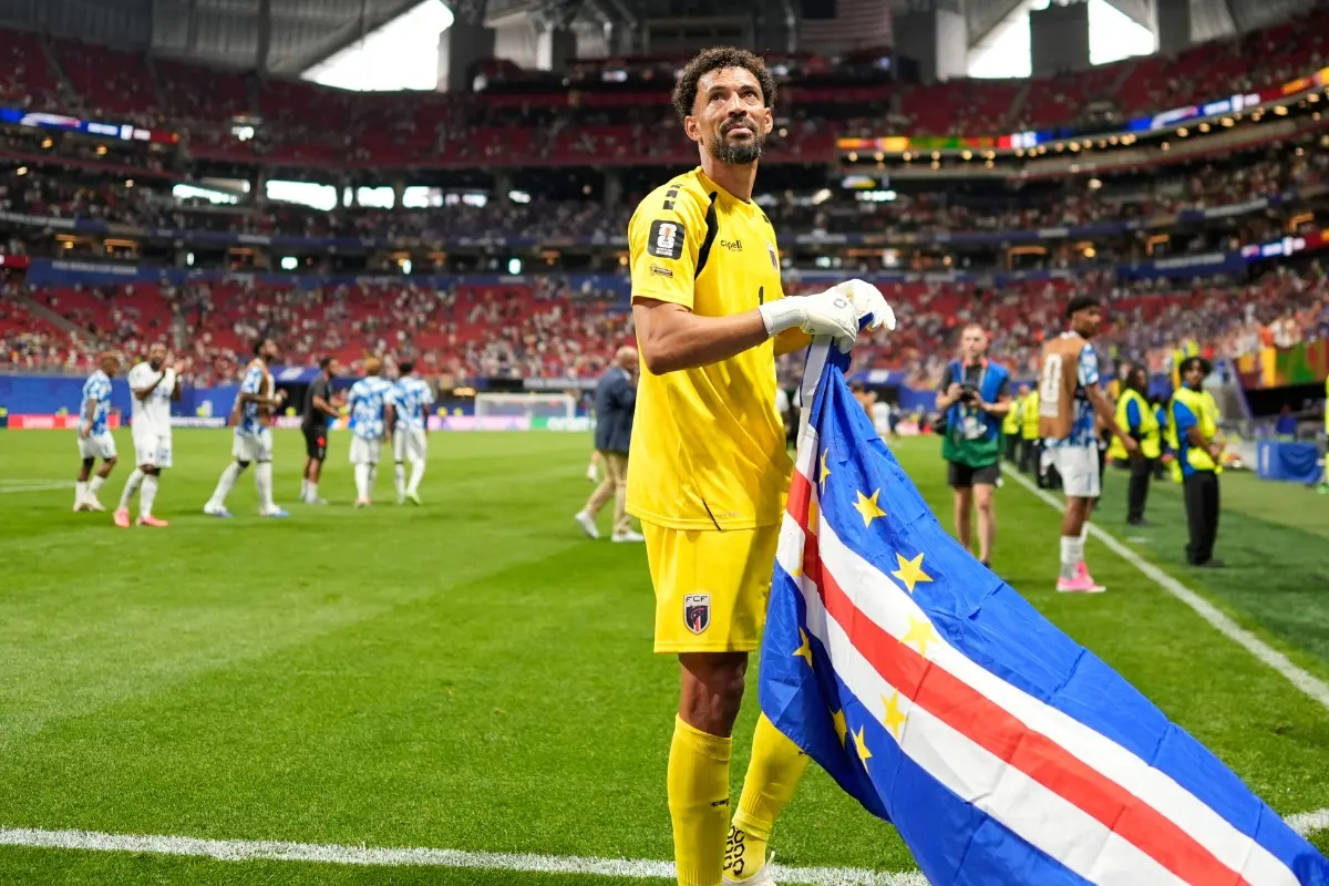 Cape Verde goalkeeper Vozinha celebrates as he holds the flag of his country after the World Cup Group H football match between Spain and Cape Verde | Photo: AP