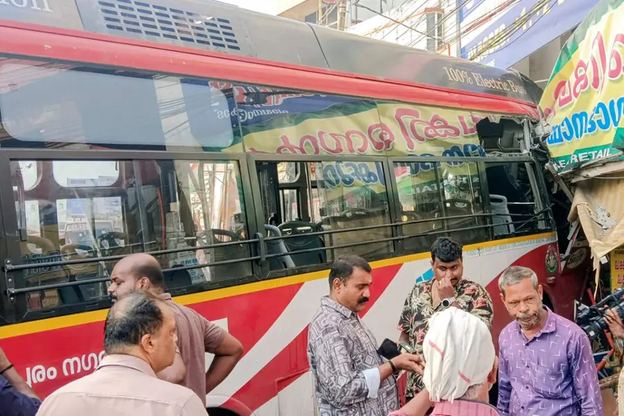തിരുവനന്തപുരത്ത് ഇലക്ട്രിക്ക് ബസ് നിയന്ത്രണം വിട്ട് ലോട്ടറിക്കടയിൽ ഇടിച്ചു കയറി