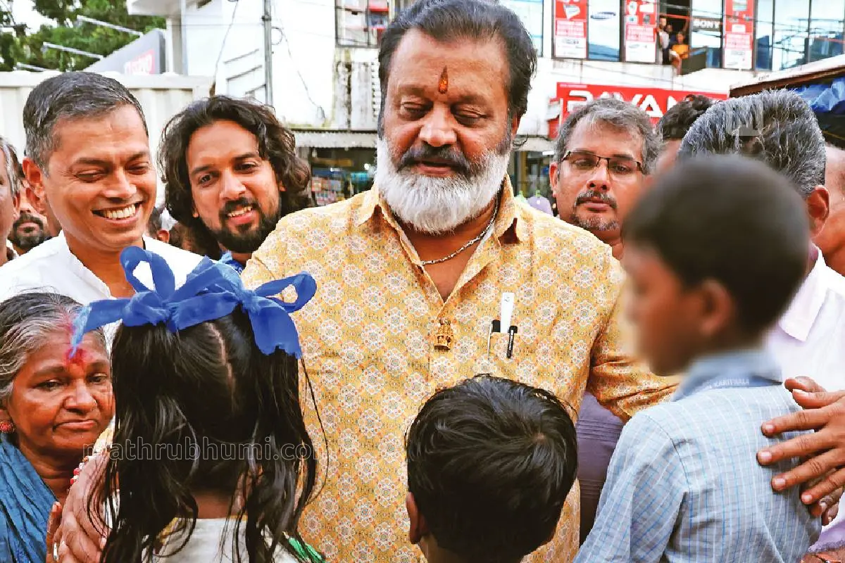 കതൃക്കടവിന് സമീപം പച്ചക്കറിക്കച്ചവടം നടത്തുന്ന രാജേശ്വരി, പേരക്കുട്ടികളായ ആനന്ദ്, അളകനന്ദ, മണികണ്ഠൻ എന്നിവരെ കാണുവാൻ കേന്ദ്രമന്ത്രി സുരേഷ് ഗോപി എത്തിയപ്പോൾ.
