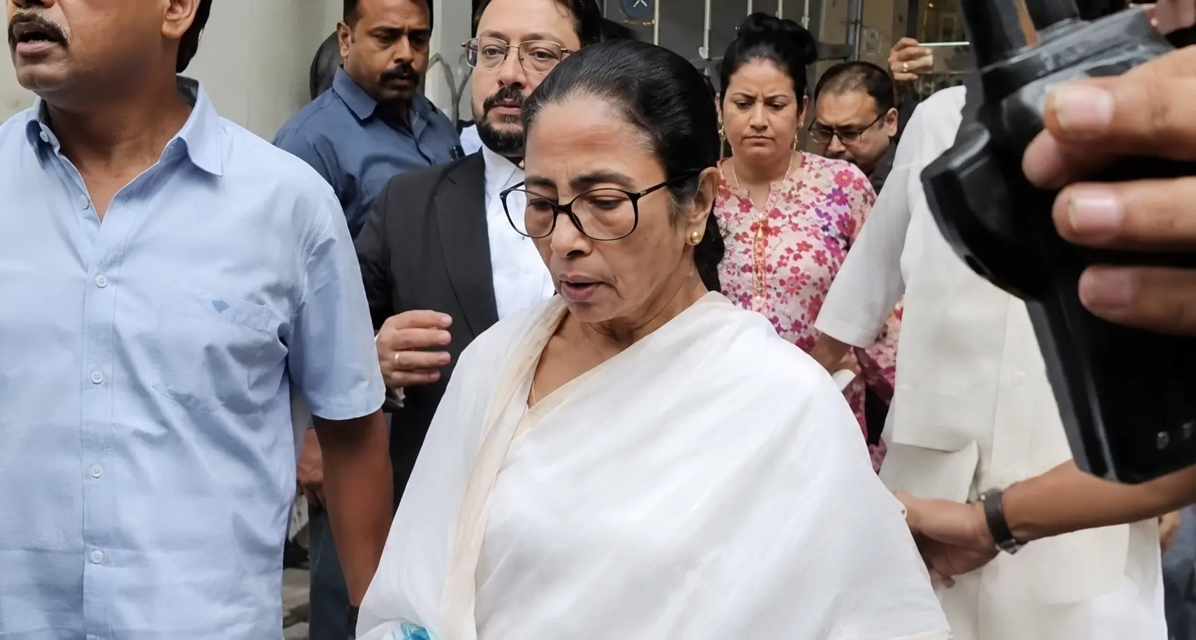 Mamata Banerjee arrives at the Calcutta High Court to challenge the Bhabanipur election result. (PTI screengrab)