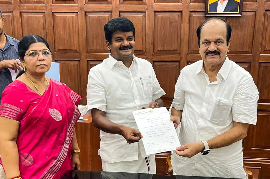 അണ്ണാ ഡിഎംകെയിൽ വീണ്ടും രാജി; സി. വിജയഭാസ്കറും പുറത്തേക്ക്, പാർട്ടി കടുത്ത പ്രതിസന്ധിയിൽ