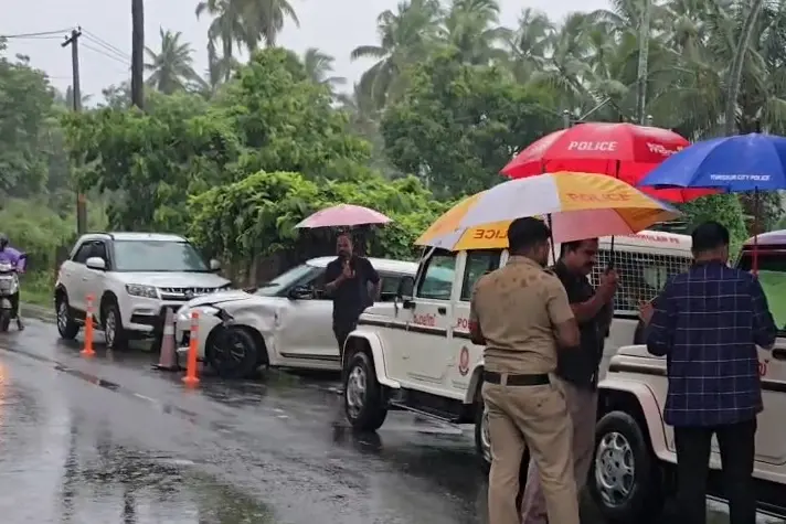 തൃശ്ശൂരിൽ 35 കിലോ കഞ്ചാവുമായി രണ്ടുപേർ പിടിയിൽ; പോലീസ് വാഹനത്തിൽ കാറിടിപ്പിച്ച് രക്ഷപ്പെടാൻ ശ്രമം
