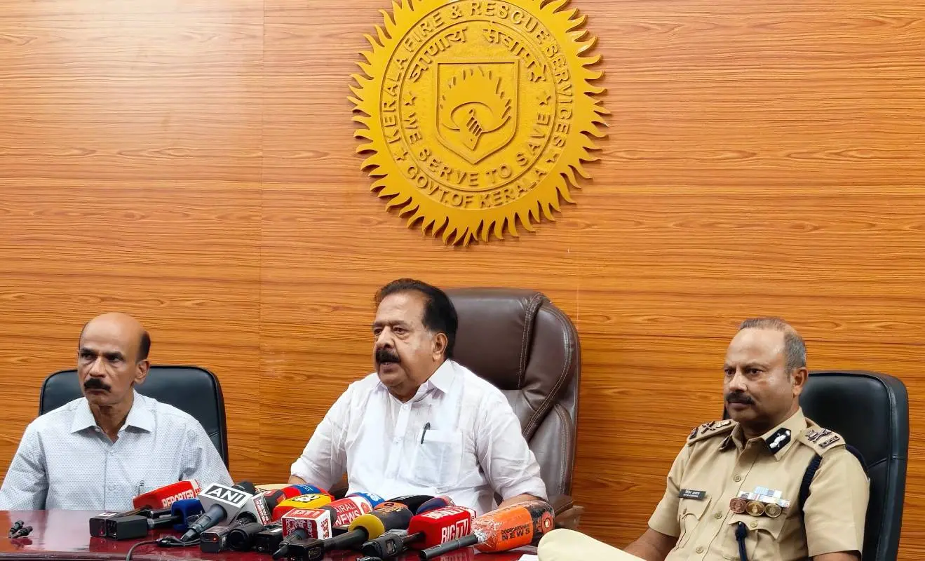 ഫയര്‍ഫോഴ്സ് ആസ്ഥാനത്ത് നടന്ന വാര്‍ത്ത സമ്മേളനത്തില്‍ ആഭ്യന്തര വകുപ്പ് മന്ത്രി രമേശ് ചെന്നിത്തല സംസാരിക്കുന്നു. പോലീസ് ഉപദേഷ്ടാവ് എ. ഹേമചന്ദ്രന്‍, ഫയര്‍ ഫോഴ്സ് മേധാവി നിതിന്‍ അഗര്‍വാള്‍ എന്നിവര്‍ സമീപം