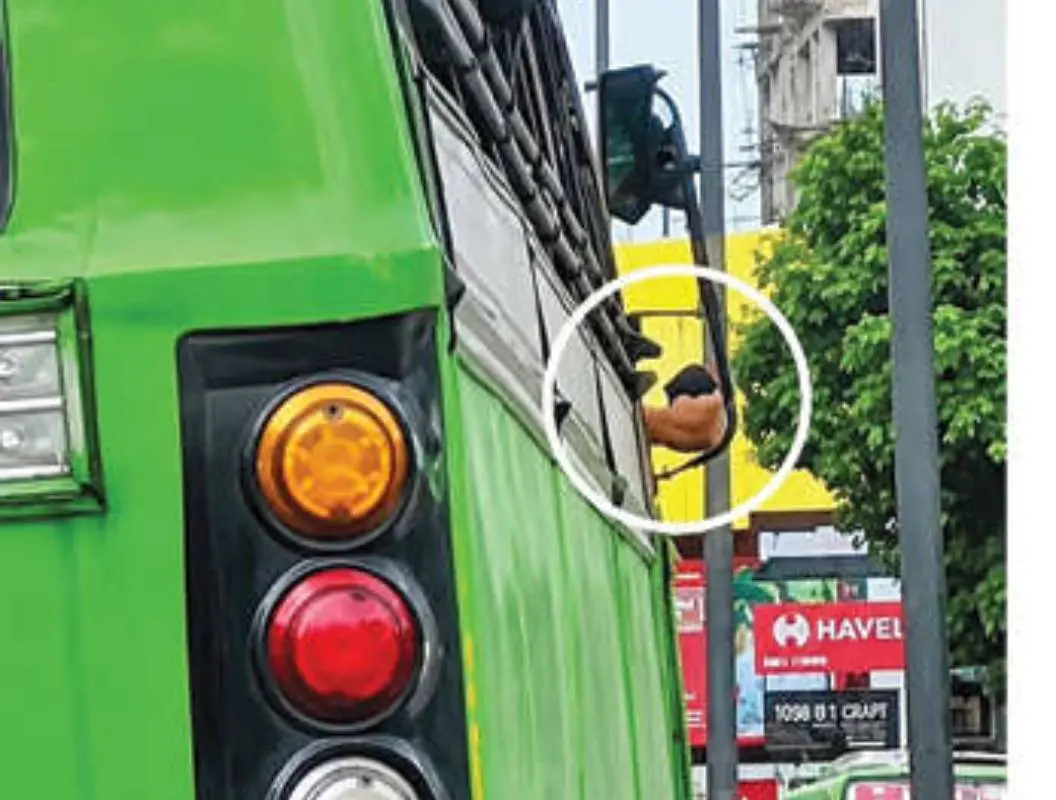 ഒടിഞ്ഞ കണ്ണാടി കഷണം പിടിച്ച് വണ്ടിയോടിക്കുന്ന സ്വകാര്യ ബസ് ഡ്രൈവർ