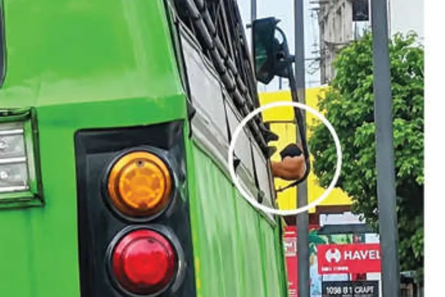 കൊച്ചിയിൽ ഒടിഞ്ഞ കണ്ണാടി കയ്യിൽപിടിച്ച് ബസിന്റെ പാച്ചിൽ; 'പറക്കുംതളിക'യെ പിടികൂടി മോട്ടോർവാഹനവകുപ്പ്