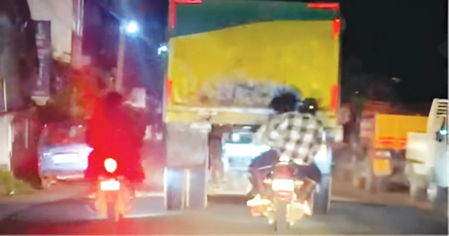 പ്രതികൾ ടോറസ് ലോറിയെ ബൈക്കിൽ പിന്തുടരുന്നതിന്റെ ദൃശ്യം