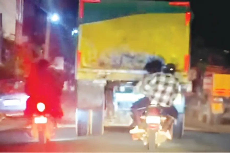 അസഭ്യംപറഞ്ഞ് ടോറസിനെ പിന്തുടർന്നു, അലറി പാഞ്ഞുകയറി; യുവതി ആക്രമിക്കപ്പെട്ടതിൻ്റെ ദൃശ്യങ്ങൾ പുറത്ത്
