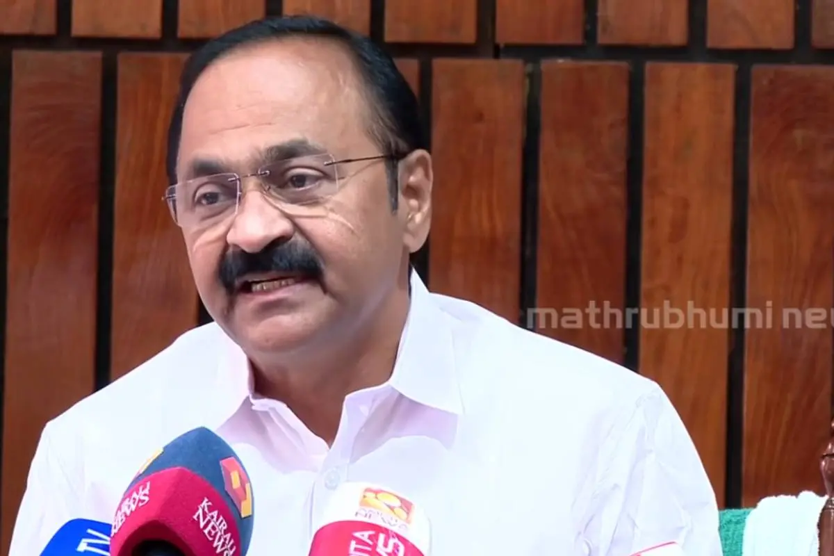 വി.ഡി സതീശന് മാധ്യമങ്ങളെ കാണുന്നു