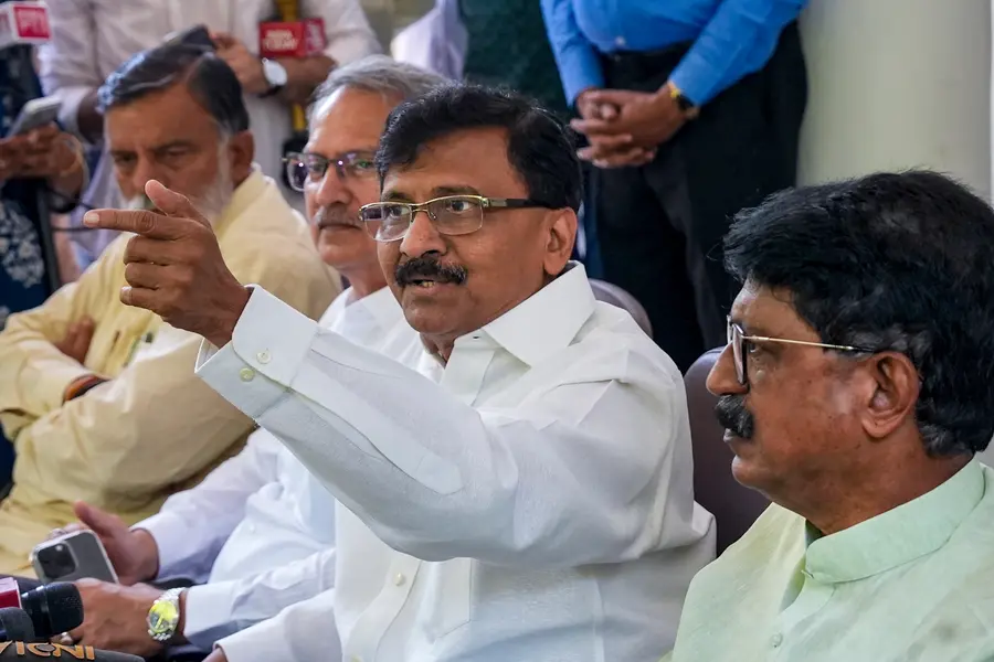 ഉദ്ധവ് വിളിച്ച യോഗത്തിനെത്തിയത് ഒമ്പതിൽ മൂന്ന് എംപിമാർ മാത്രം; വിമതരെ അയോഗ്യരാക്കാൻ നീക്കം