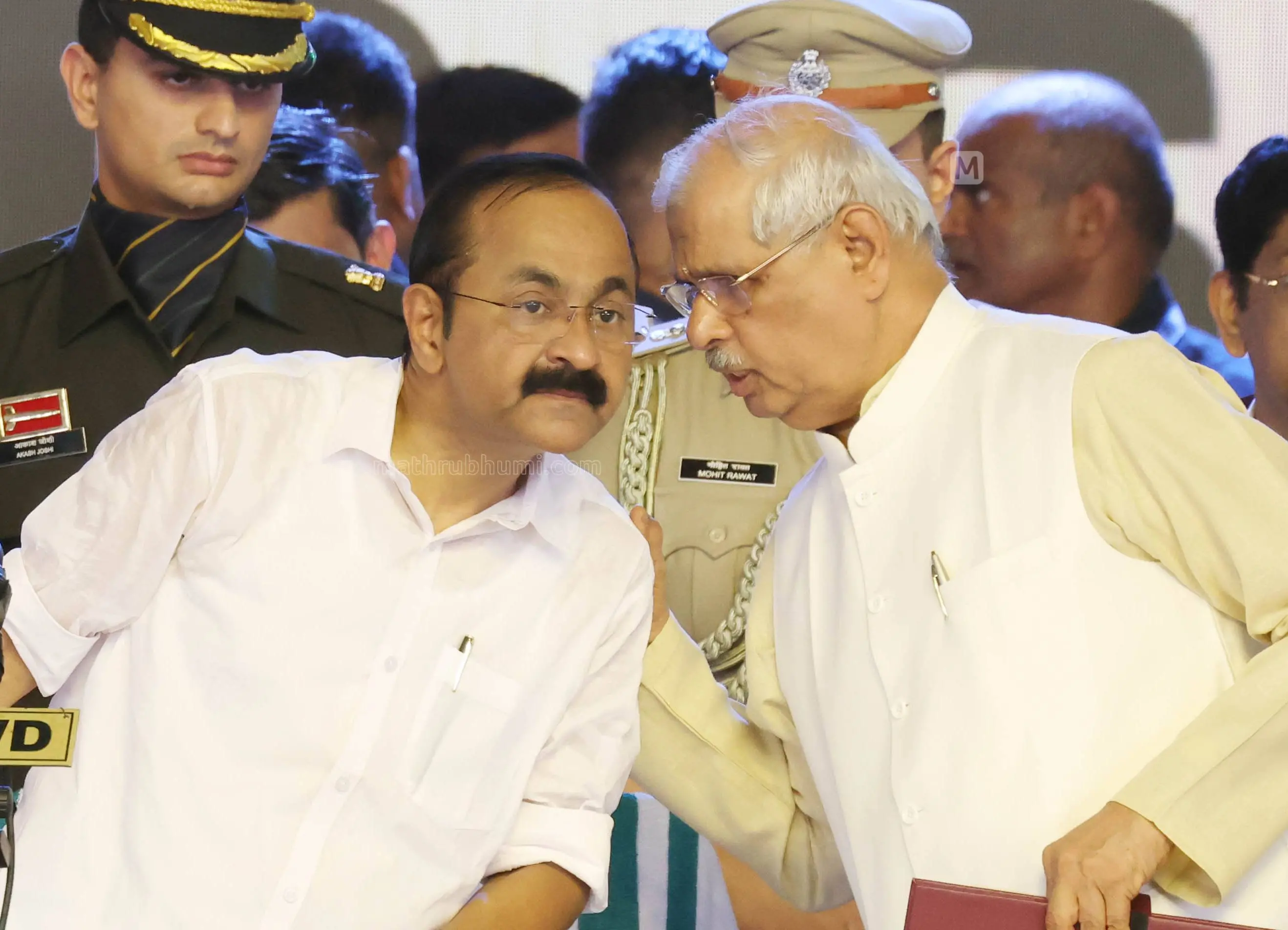 മുഖ്യമന്ത്രി വി.ഡി.സതീശനും ഗവര്ണര് രാജേന്ദ്ര ആര്ലേക്കറും |ഫോട്ടോ:മാതൃഭൂമി