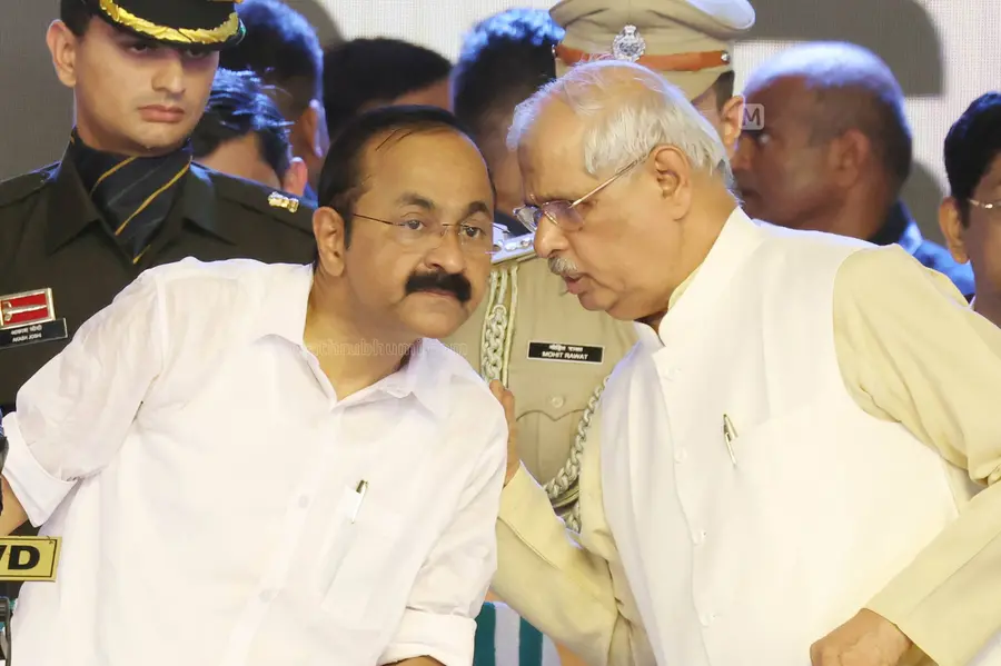 ഗവർണർ ഉദ്യോഗസ്ഥരുടെ യോഗംവിളിച്ച നടപടി: സർക്കാർ അതൃപ്തി അറിയിച്ചതായി മുഖ്യമന്ത്രിയുടെ ഓഫീസ്