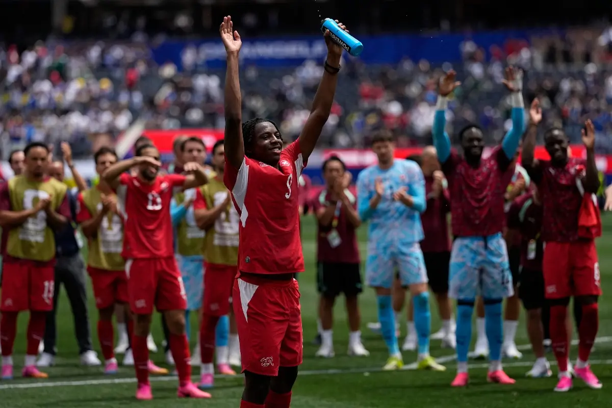 Switzerland's Johan Manzambi (9) front and other teammates wave to fans after the end of the World Cup Group B football match between Switzerland and Bosnia | Photo: AP