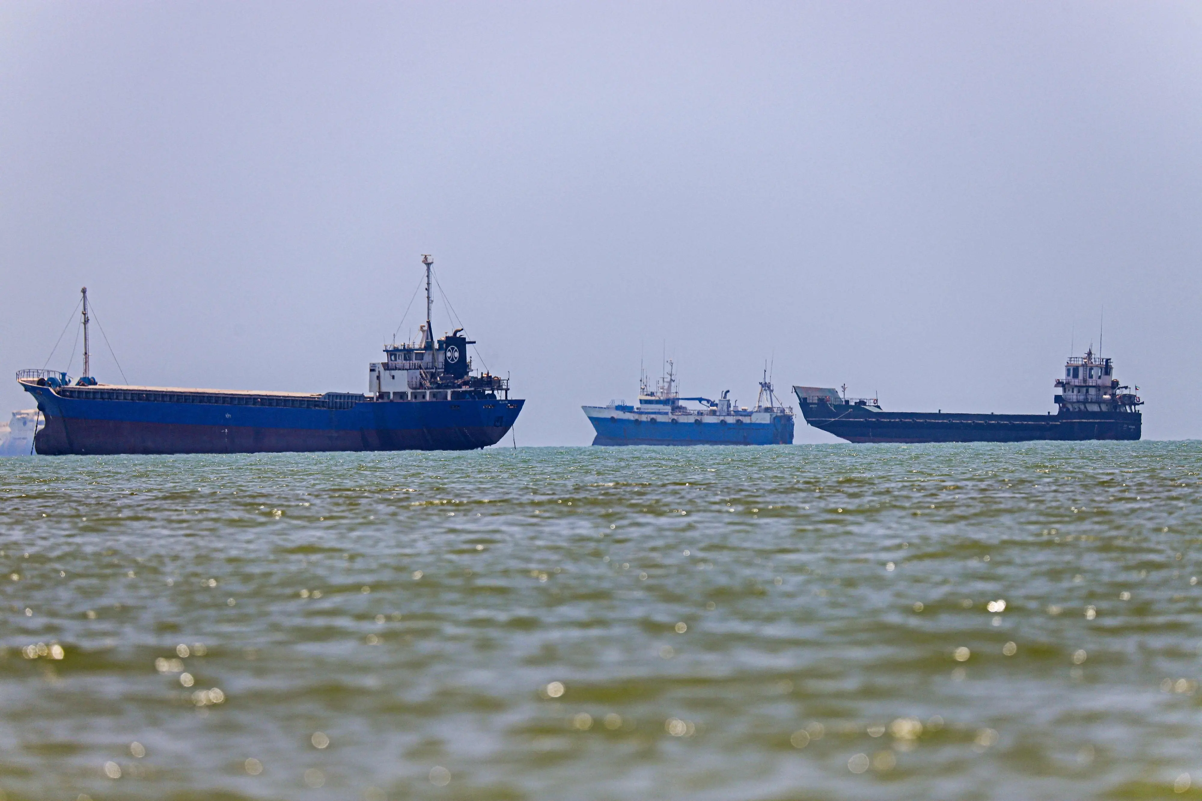 Ships anchored in Bandar Abbas along the Strait of Hormuz | Photo: AFP