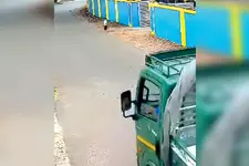 പ്രീ-സ്‌കൂളിന്റെ ഗേറ്റ് തുറന്നുകിടന്നു; കുട്ടി ഓടിയെത്തിയത് റോഡിലേക്ക്; രക്ഷകരായി ലോറി ജീവനക്കാർ
