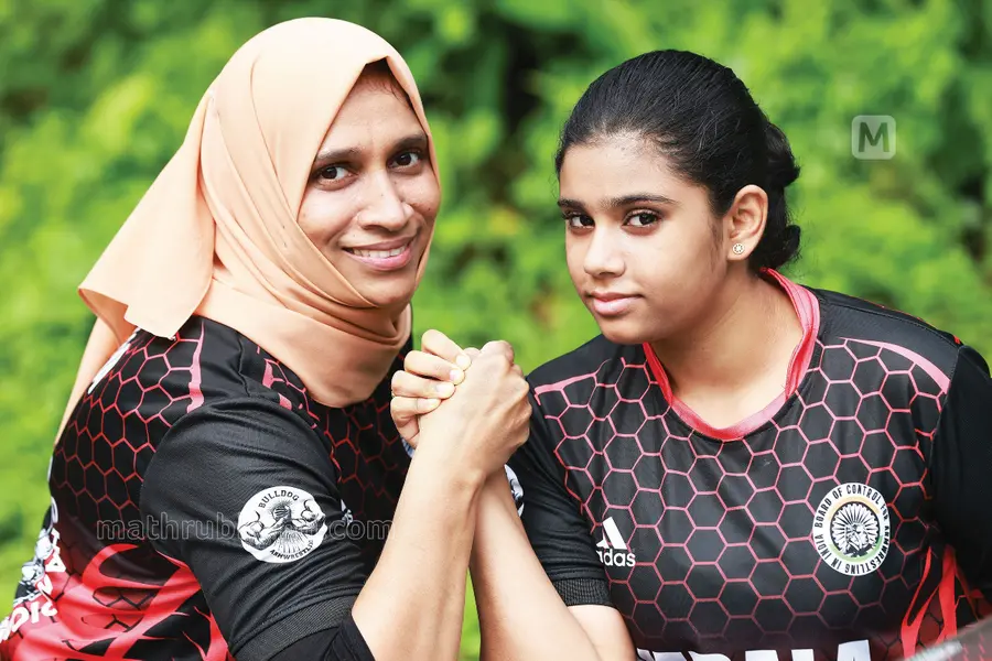 പഞ്ചഗുസ്തിയിൽ കരുത്തുകാട്ടി ഒരമ്മയും മകളും: ദേശീയ മെഡൽത്തിളക്കത്തിൽ ഫെബിനയും ഫെല്ലയും