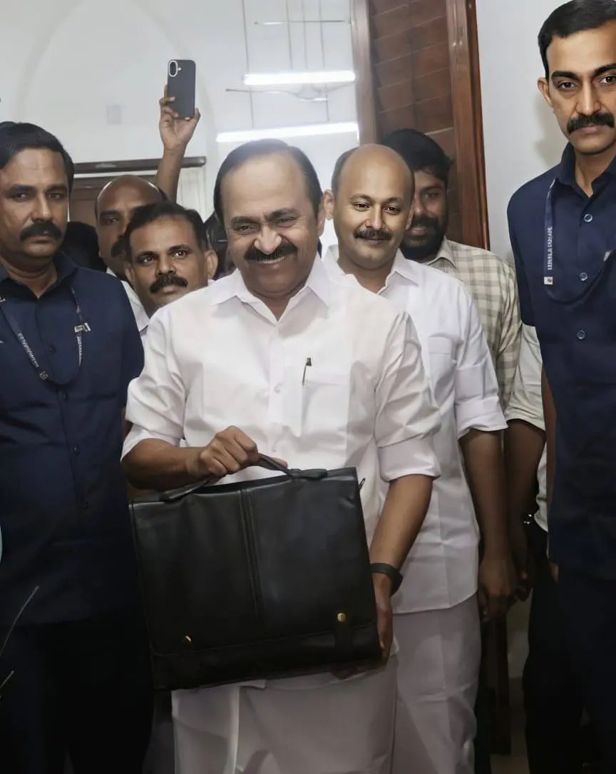 ബജറ്റ് അവതരിപ്പിക്കാനായി മുഖ്യമന്ത്രി വി.ഡി സതീശൻ കൻ്റോൺമെൻ്റ് ഹൗസിൽ നിന്ന് പുറത്തിറങ്ങുന്നു.