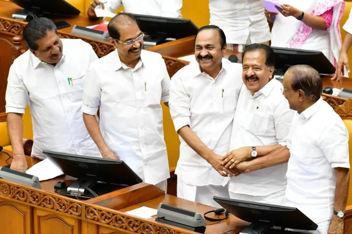നിയമസഭയിൽ ബജറ്റ് അവതരണത്തിനെത്തിയ മുഖ്യമന്ത്രി വിഡി സതീശൻ യുഡിഎഫ് മന്ത്രിമാർക്കൊപ്പം