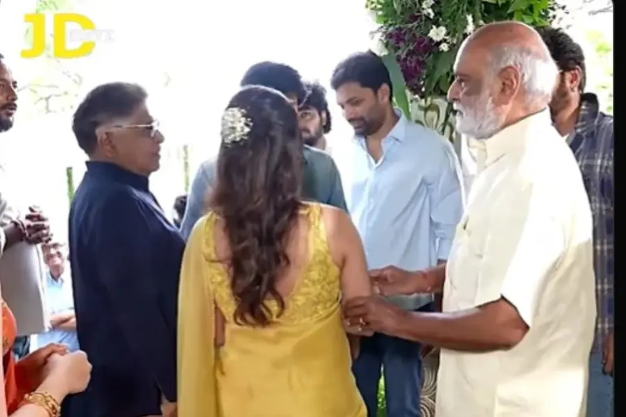 നടിമാരെ സംവിധായകൻ അനാവശ്യമായി സ്പർശിച്ചെന്ന് ആരോപണം, പ്രതികരിച്ച് സോഷ്യൽ മീഡിയ