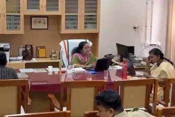 DHS ആസ്ഥാനത്ത് നാടകീയരംഗം: ട്രിബ്യൂണൽ സ്റ്റേ ഉത്തരവുമായി ഡോ. റീന; കസേരയിൽനിന്ന് മാറാതെ ഡോ. മീനാക്ഷി