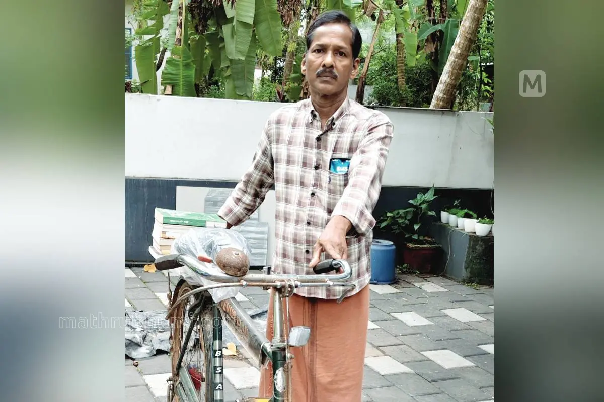 രവീന്ദ്രൻ വായനക്കാരെ തേടിയുള്ള യാത്രയ്ക്കിടയിൽ.
