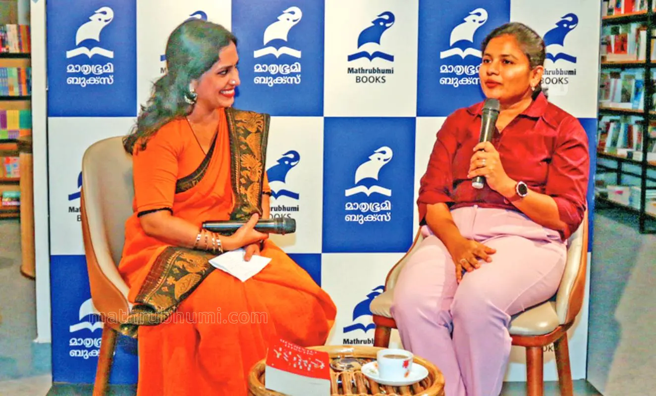 വായന ദിനാചരണത്തിന്റെ ഭാഗമായി കാക്കനാട് മാതൃഭൂമി ബുക്സിൽനടന്ന ചടങ്ങിൽ 'വായനയുടെ ശക്തി' എന്ന വിഷയത്തെക്കുറിച്ച് സംസാരിക്കുന്ന എറണാകുളം ജില്ലാ കളക്ടർ ജി. പ്രിയങ്ക. ആർ.ജെ. അച്ചു സമീപം.