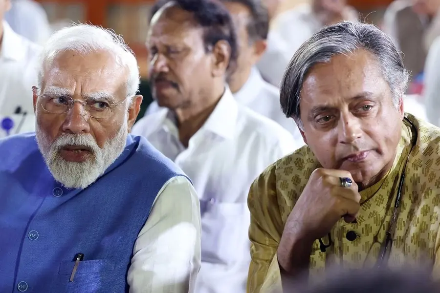 Narendra-Modi-Shashi-Tharoor