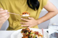 എരിവുള്ള ഭക്ഷണങ്ങൾ മാത്രമല്ല നെഞ്ചെരിച്ചിലിന് കാരണം, സാധാരണമെന്ന് കരുതുന്ന ഈ ശീലങ്ങൾ കൂടിയാണ്