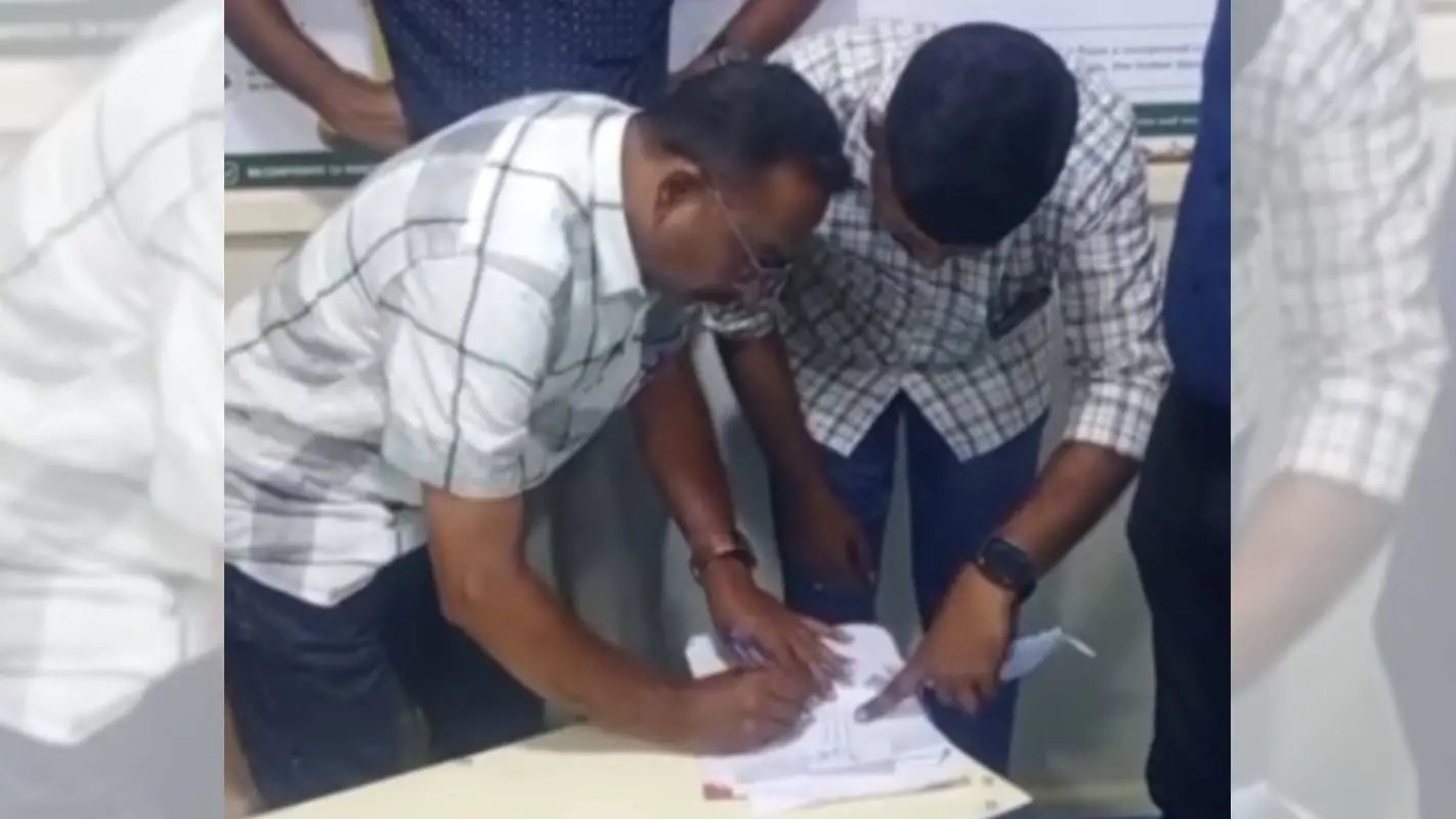കൈക്കൂലി വാങ്ങുന്നതിനിടെ നസീറിനെ വിജിലൻസ് സംഘം പിടികൂടിയപ്പോള് | Photo: screengrab/mathrubhumi news