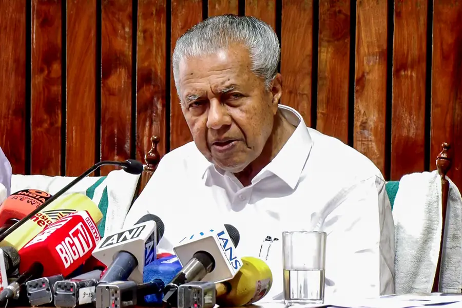 മദ്യത്തിന് നികുതി കുറയ്ക്കാനുള്ള തീരുമാനം ദുരൂഹം,സമൂഹം ആശങ്കപ്പെടേണ്ട അവസ്ഥയിലേക്ക് പോകുന്നു-പിണറായി