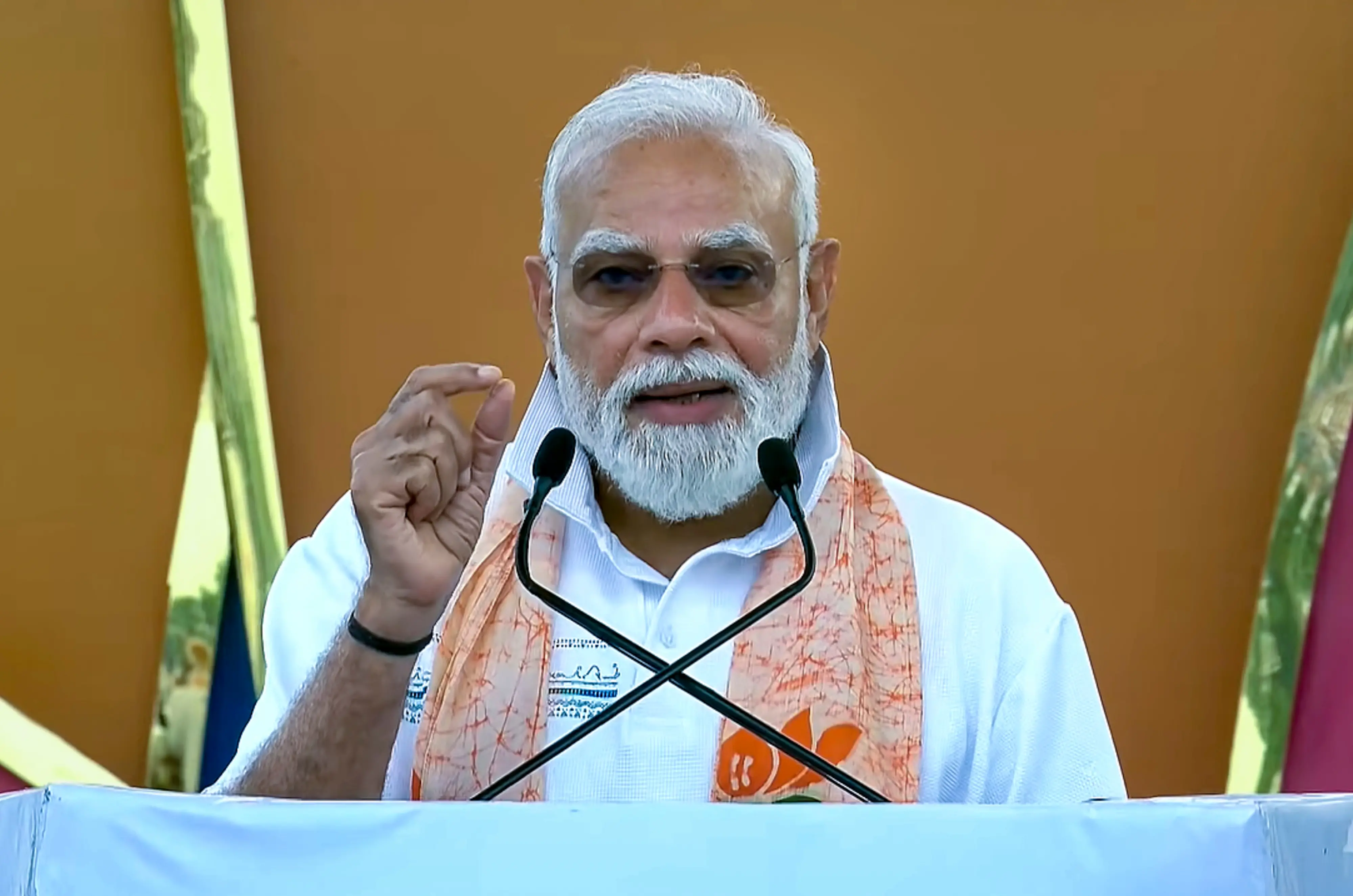 കൊൽക്കത്തയിൽ നടന്ന 12-ാമത് അന്താരാഷ്ട്ര യോഗ ദിനാഘോഷ വേളയിൽ പ്രധാനമന്ത്രി നരേന്ദ്ര മോദി ജനക്കൂട്ടത്തെ അഭിസംബോധന ചെയ്യുന്നു| @NarendraModi/YT via PTI Photo