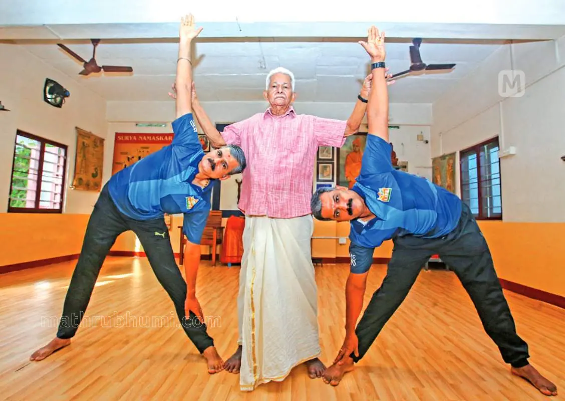 ഭാസ്‌കര മേനോനും മക്കളായ സുരേഷ് മേനോനും മുകുന്ദ കുമാറും യോഗയിലെ ത്രികോണാസനം ചെയ്യുന്നു| ഫോട്ടോ: റിദിന്‍ ദാമു
