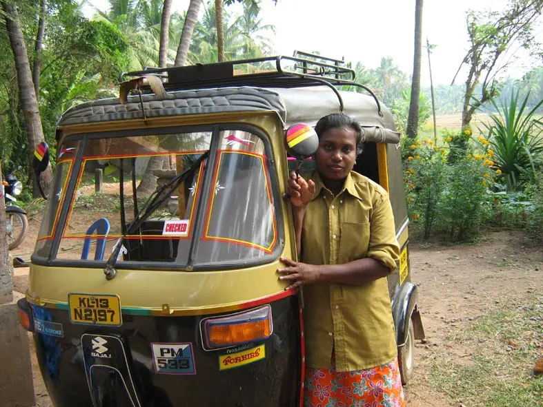 ചിത്രലേഖ തന്റെ ഓട്ടോറിക്ഷയ്ക്കൊപ്പം (ഫയല്ചിത്രം) |ഫോട്ടോ:മാതൃഭൂമി