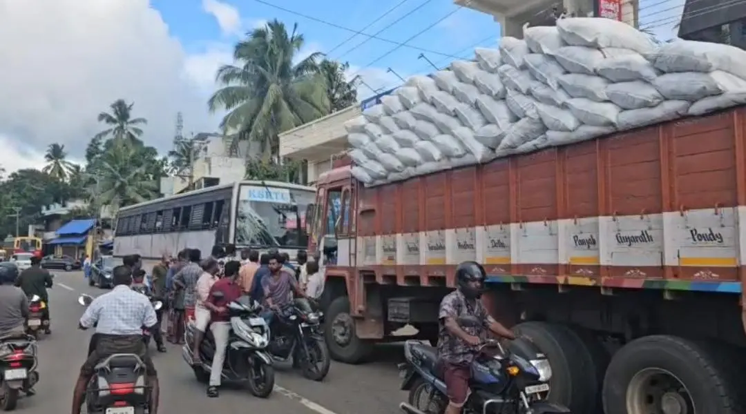 KSRTC Bus and lorry involved in Neyyattinkara accident
