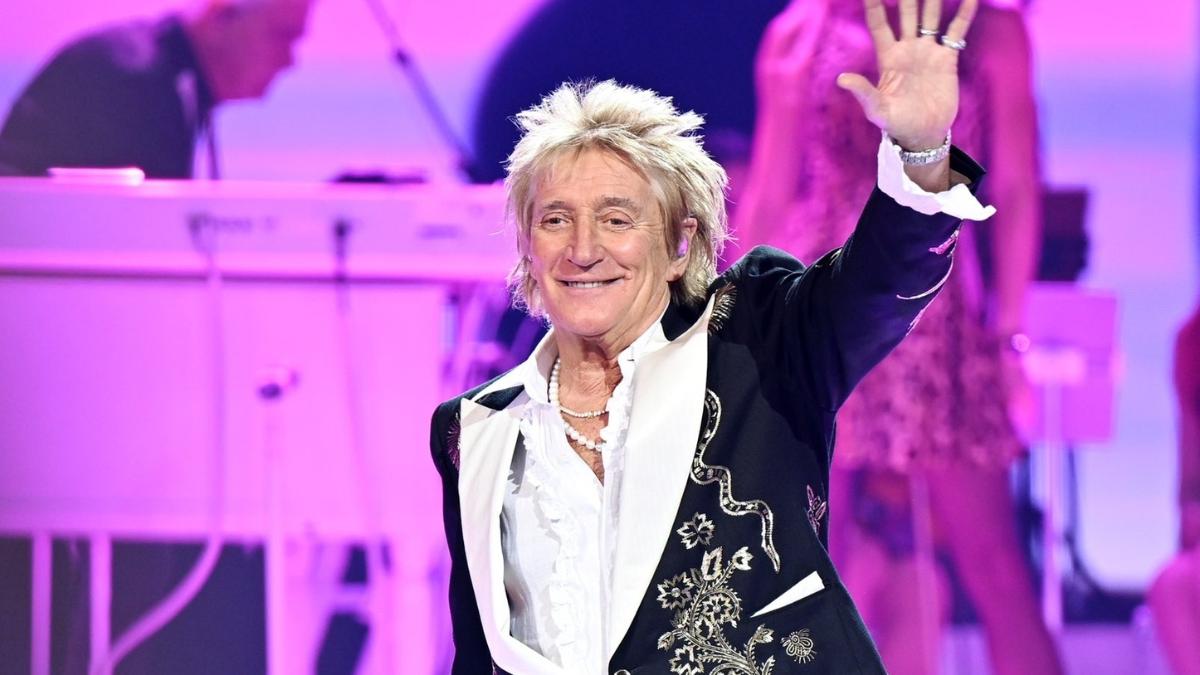 Singer Rod Stewart nearly faints during Utah concert, returns to finish seated