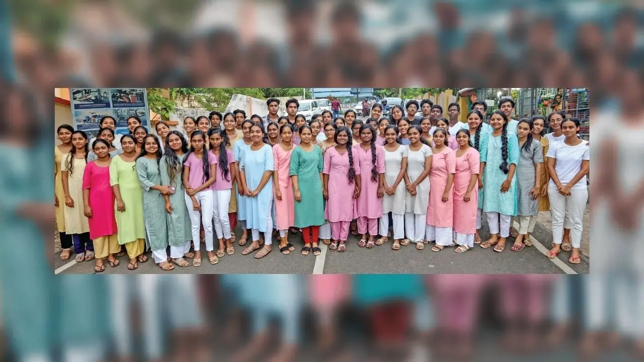 എഴുകോൺ ഗവ. പോളിടെക്നിക്കിൽ നീറ്റ് പരീക്ഷയെഴുതാൻ എത്തിയ ഇരട്ടകൾ പരീക്ഷയ്ക്കുശേഷം ഒത്തുചേർന്നപ്പോൾ | ചിത്രം: സുധീർ മോഹൻ, മാതൃഭൂമി