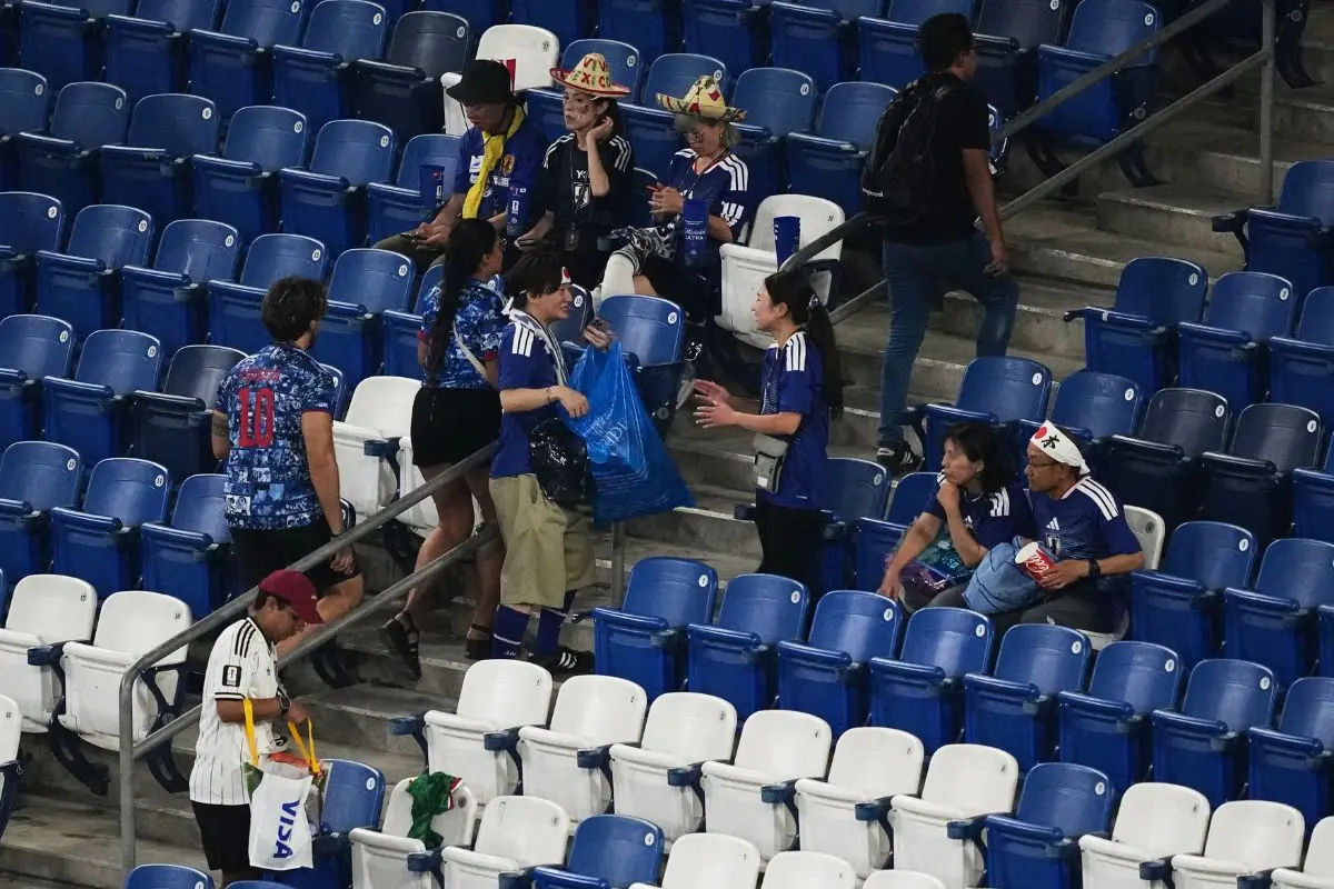 Japan fans collect trash after the World Cup | Photo: AP