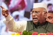 'Useless Fellows, മിണ്ടാതിരിക്കൂ'; DK ശിവകുമാറിന് ജയ് വിളിച്ച പ്രവർത്തകരെ ശാസിച്ച് മല്ലികാർജുൻ ഖാർഗെ