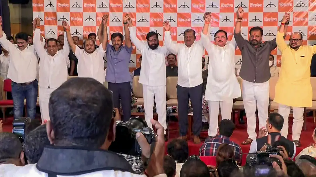 വിമത എംപിമാർ ഏകനാഥ് ഷിന്ദക്കൊപ്പം | PHOTO: REUTERS